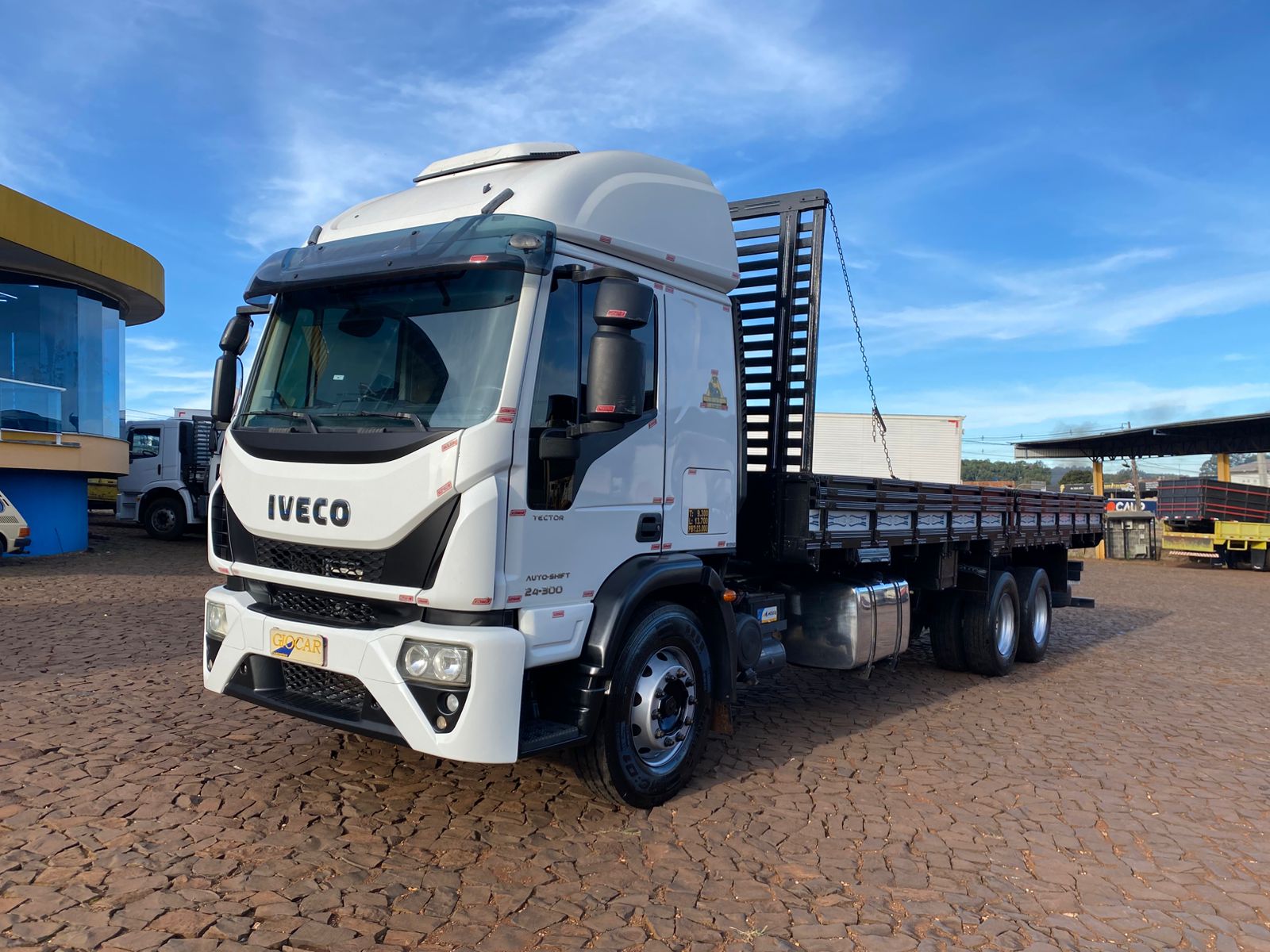 IVECO TECTOR 24300 CABINE LEITO TETO ALTO 6X2 Carroceria