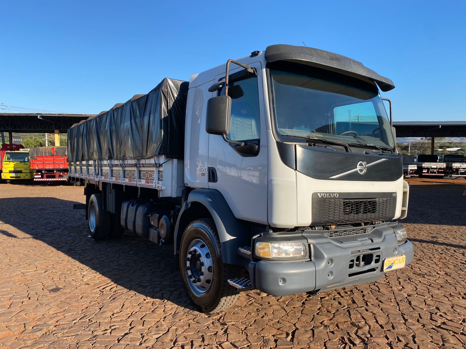 VOLVO VM 270 CABINE LEITO 4X2 GRANEL