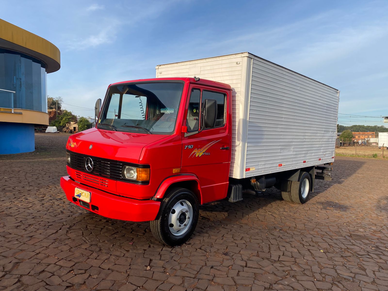 MB 710 PLUS 4X2