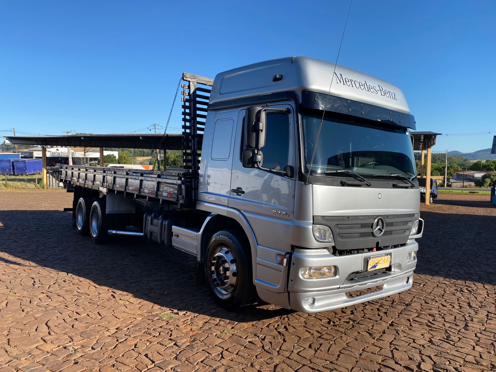 MB ATEGO 2425 6X2 CABINE LEITO TETO ALTO