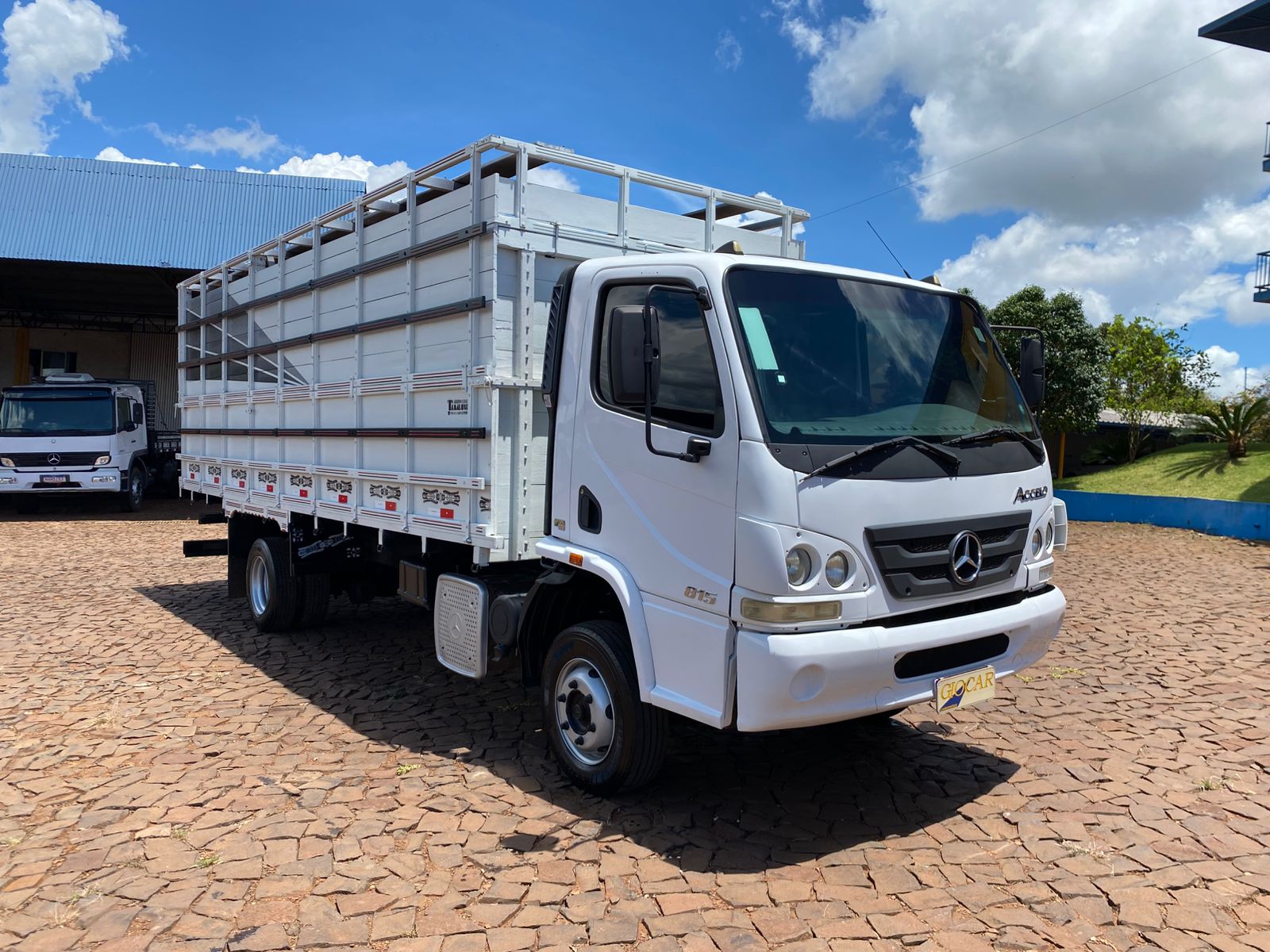 MB ACCELO 815 4X2 Boiadeira - Imagem 3