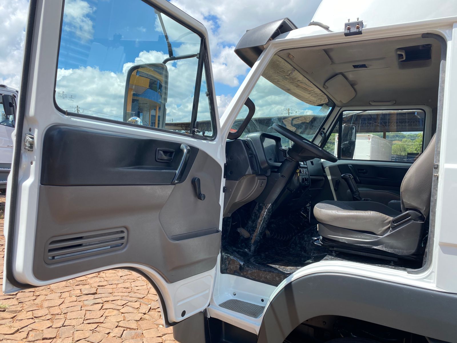 VW 13160 6X2 - Imagem 21