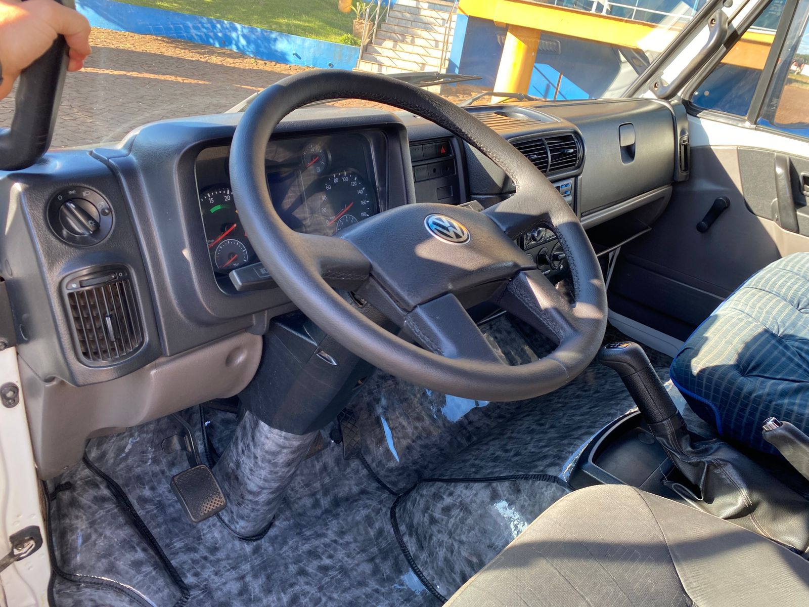 VW 5150 4X2 COM BAU - Imagem 22