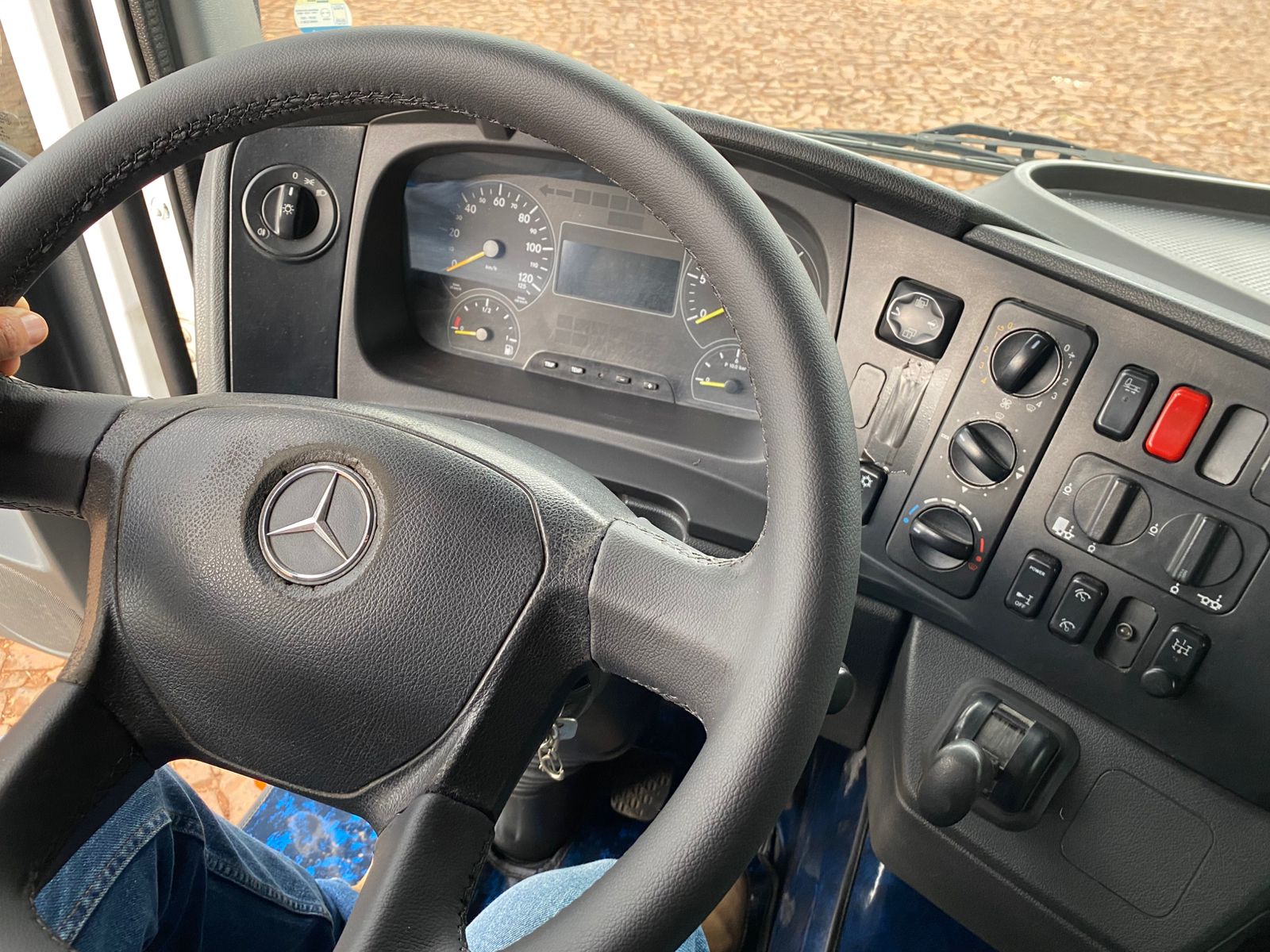 MB ATEGO 3030 8X2 - Imagem 33