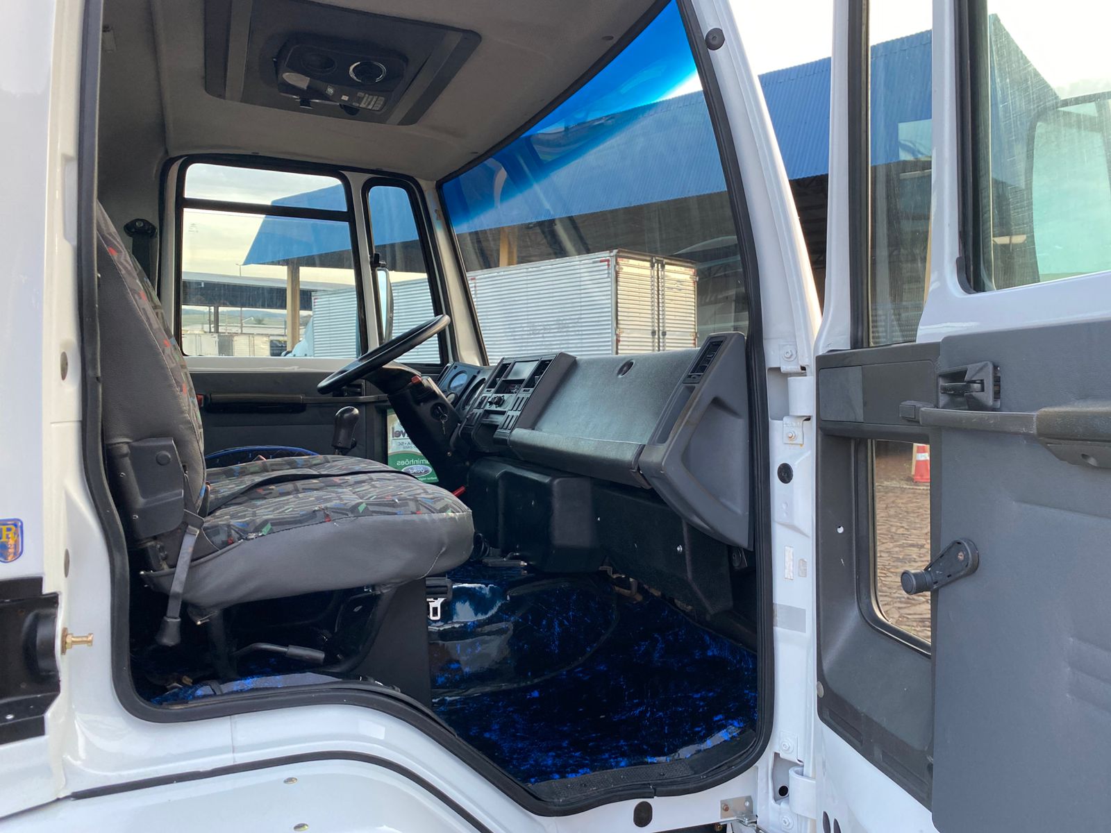CARGO 1717 4X2 - Imagem 28