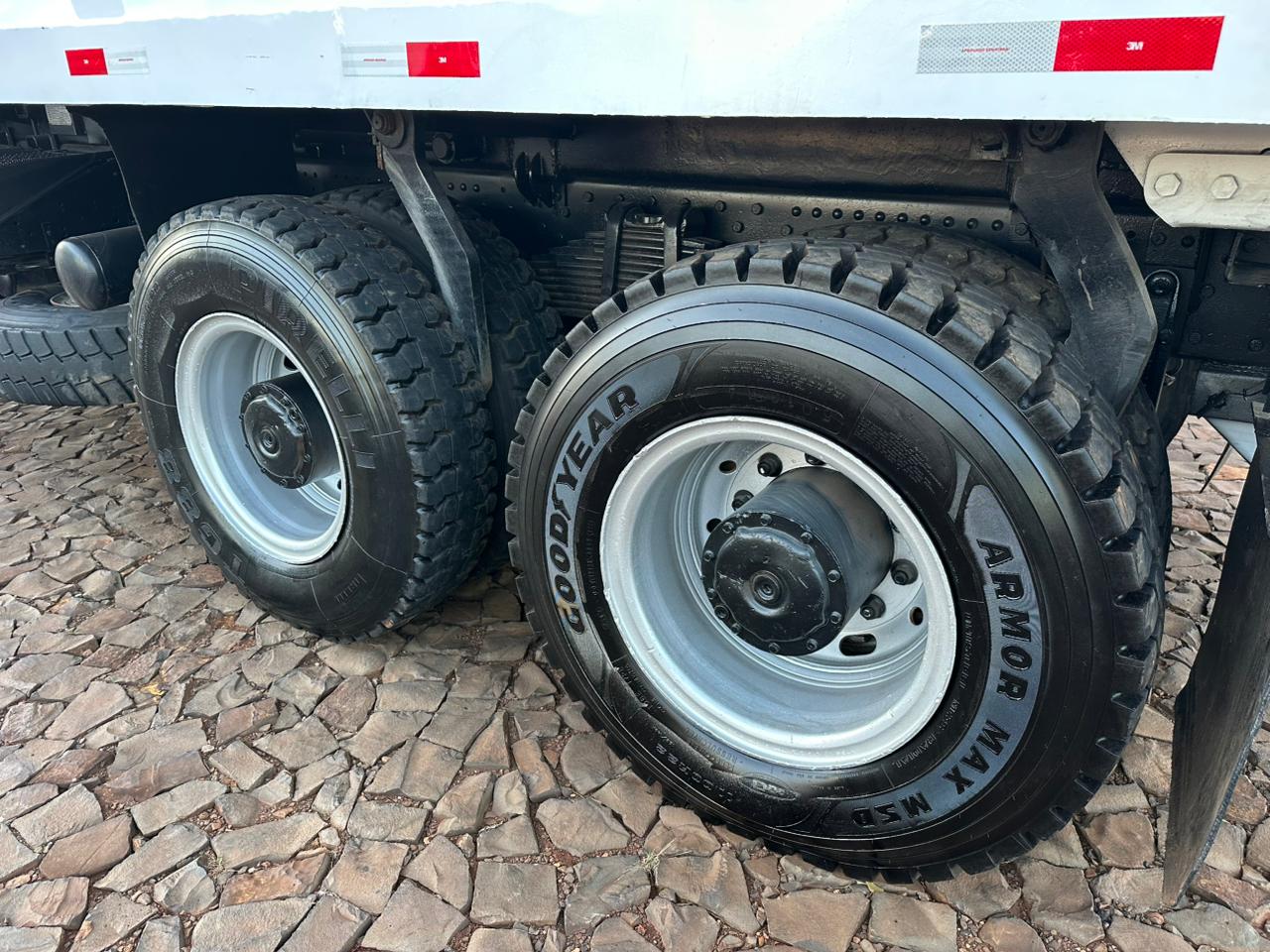MB AXOR 3340 6X4 - Imagem 13