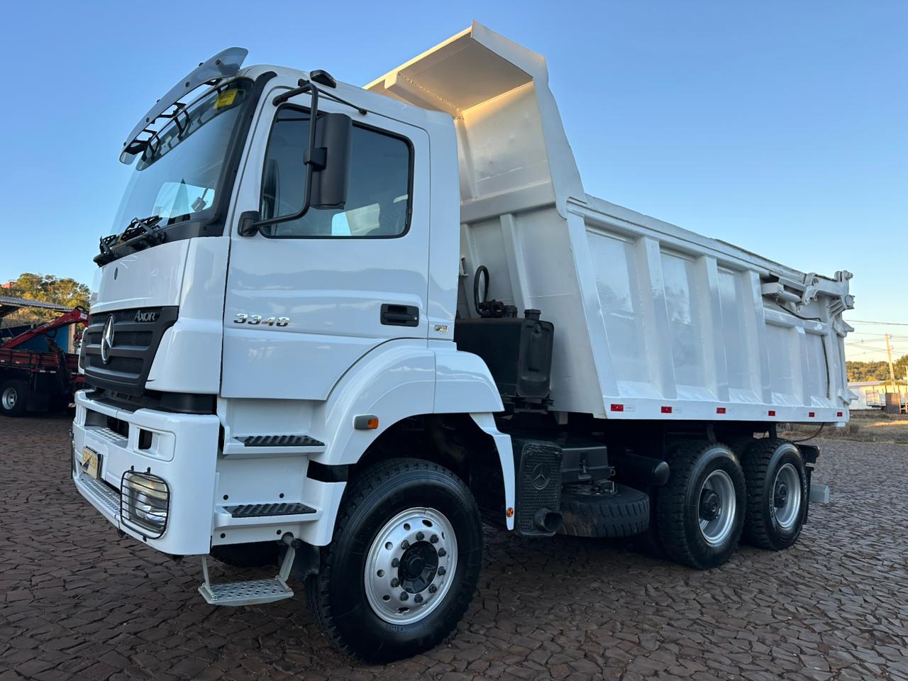 MB AXOR 3340 6X4 - Imagem 3