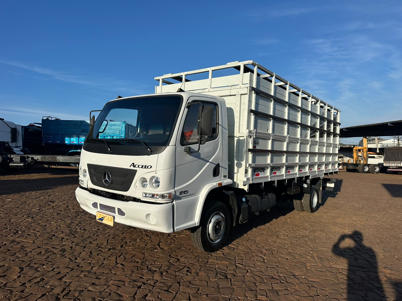 MB ACCELO 815 4X2 Boiadeira - Imagem 2