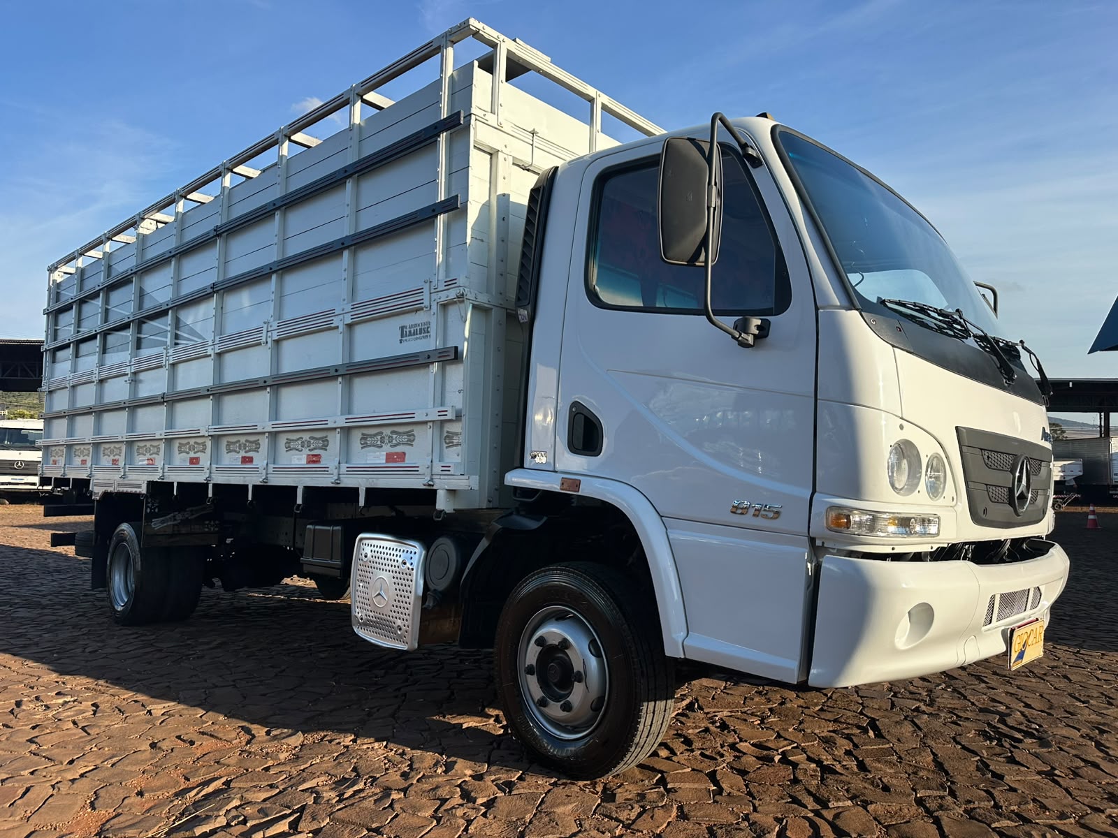 MB ACCELO 815 4X2 Boiadeira - Imagem 4