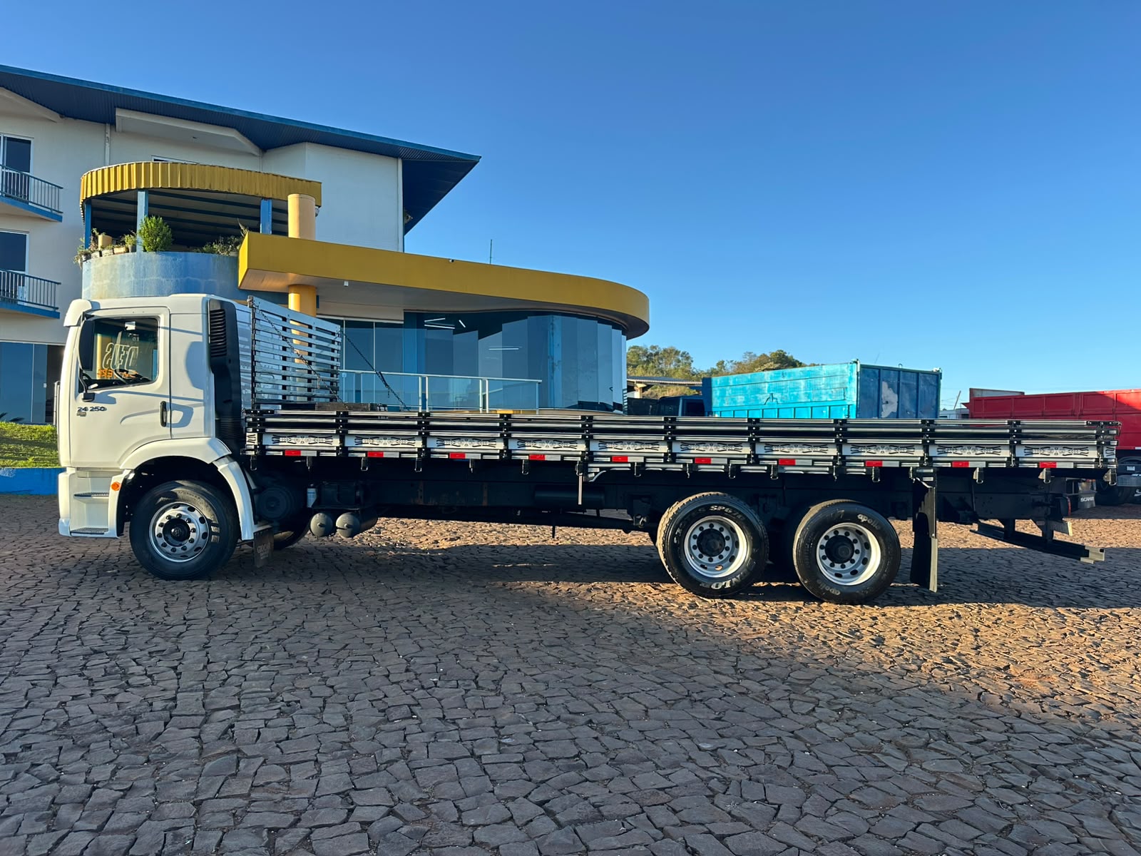 VW 24250 CONSTELLATION 6X2 - Imagem 14