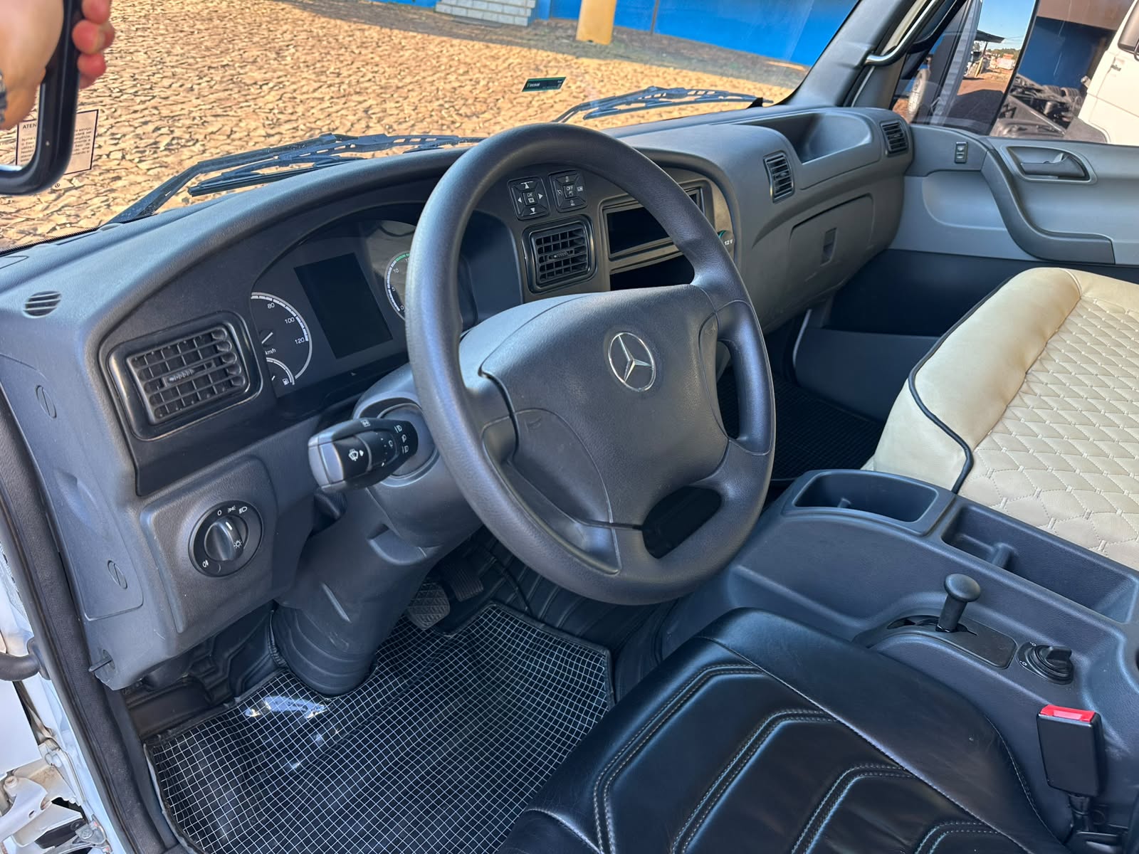 MB ACCELO 1317 CE 6X2 - Imagem 26