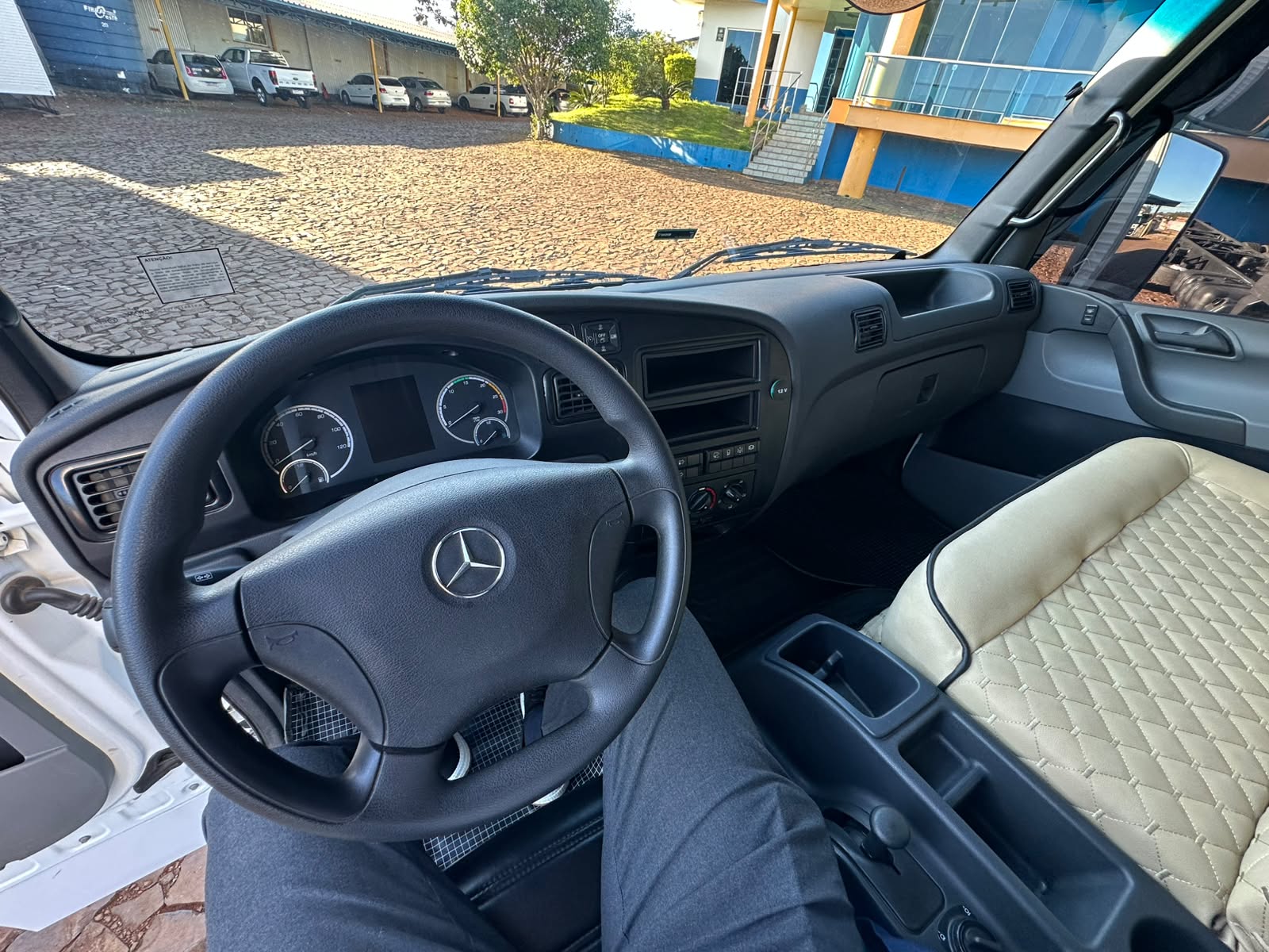 MB ACCELO 1317 CE 6X2 - Imagem 31