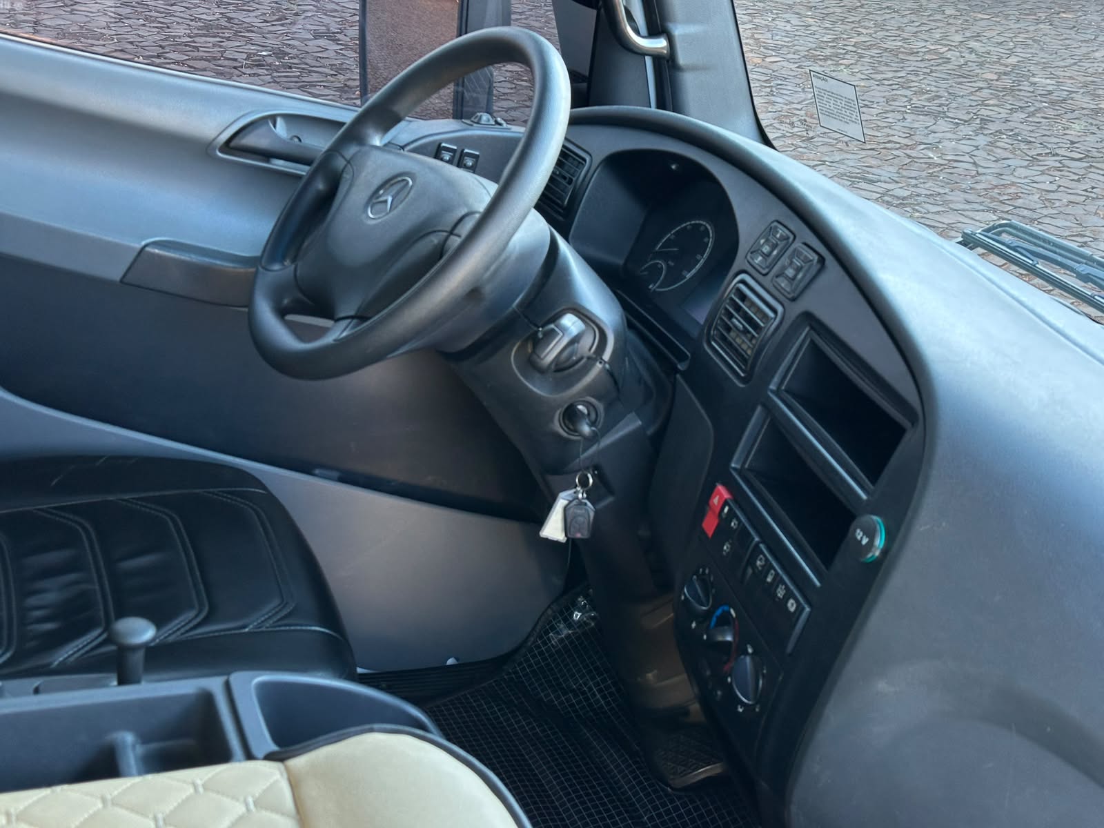 MB ACCELO 1317 CE 6X2 - Imagem 39