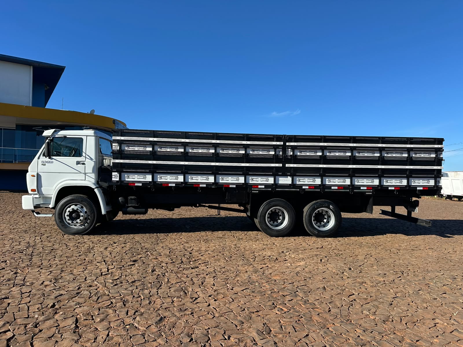 VW 24220 WORKER 6X2 - Imagem 13
