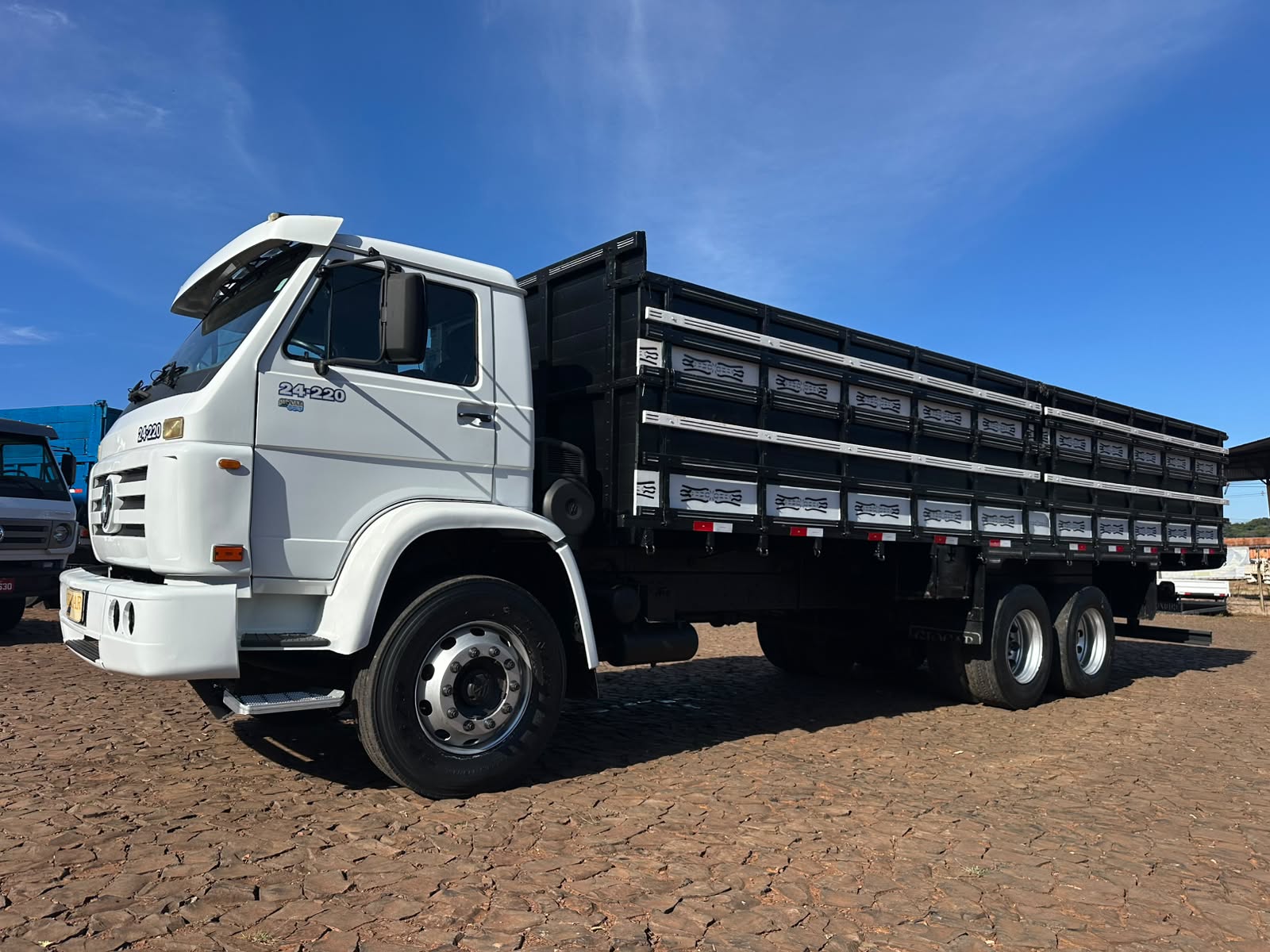 VW 24220 WORKER 6X2 - Imagem 4
