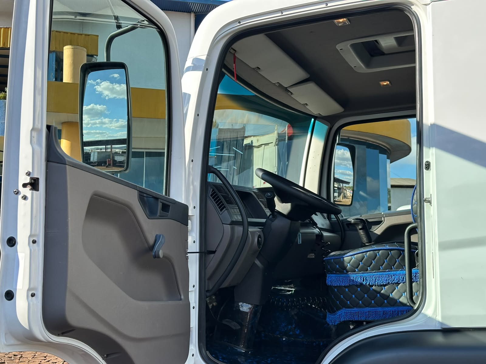 VW 23230 ROBUST 6X2 - Imagem 22