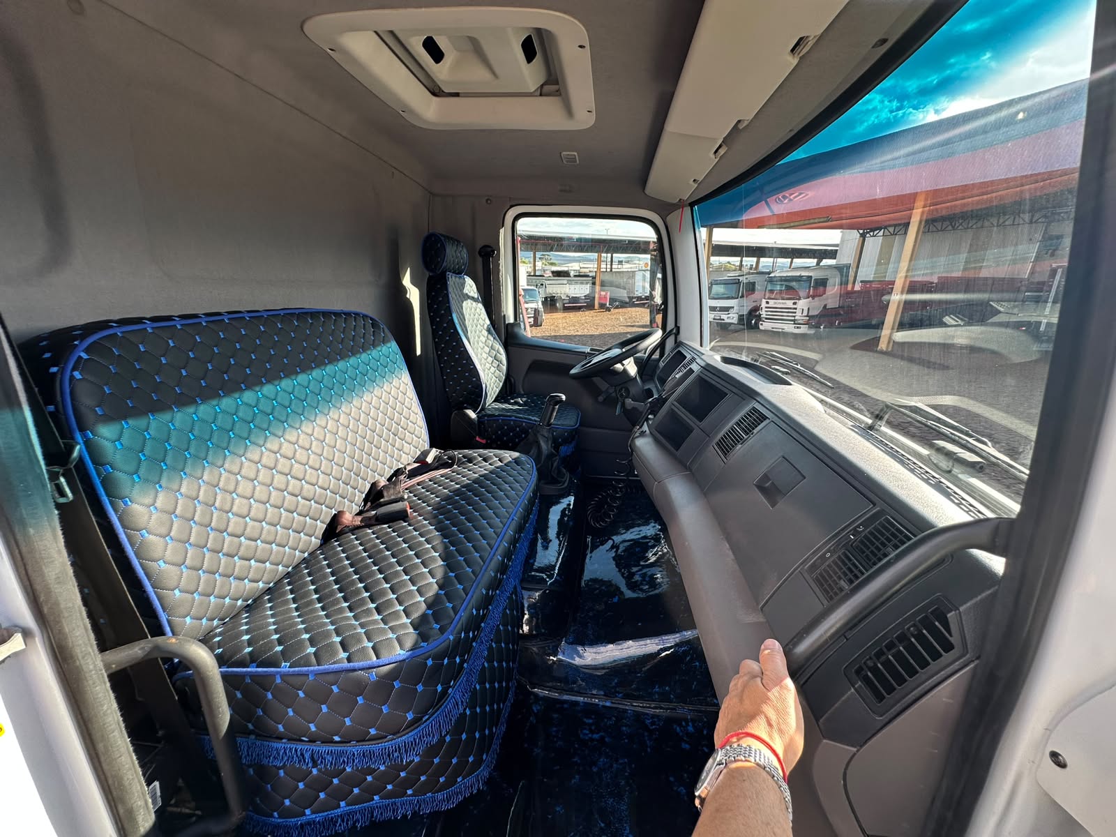 VW 23230 ROBUST 6X2 - Imagem 36